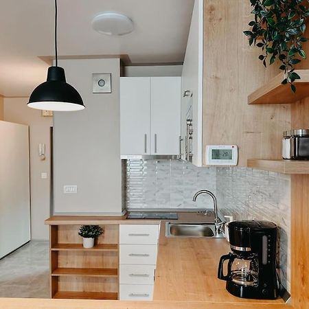 Agoll Victoria - Self Checkin Apartment Resita Luaran gambar