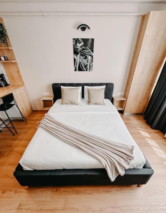 Agoll Victoria - Self Checkin Apartment Resita Luaran gambar