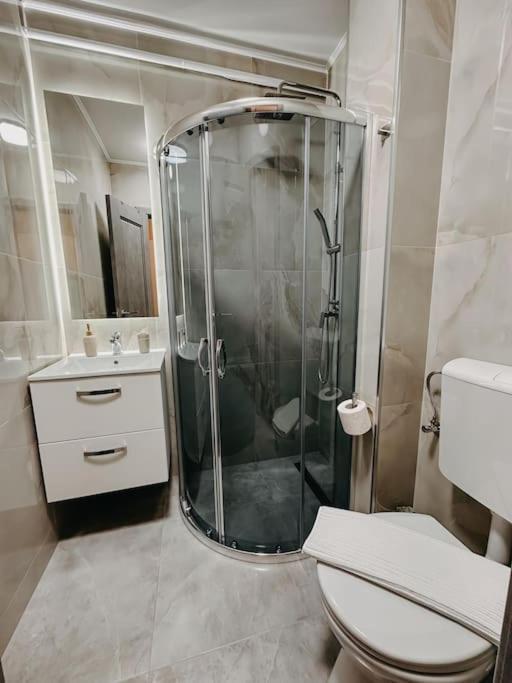 Agoll Victoria - Self Checkin Apartment Resita Luaran gambar