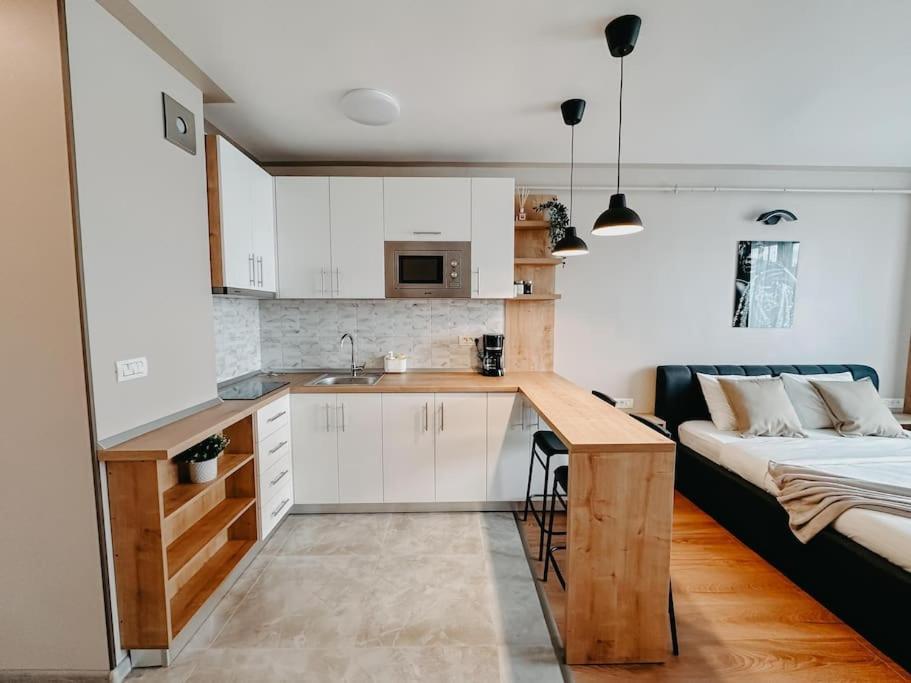 Agoll Victoria - Self Checkin Apartment Resita Luaran gambar